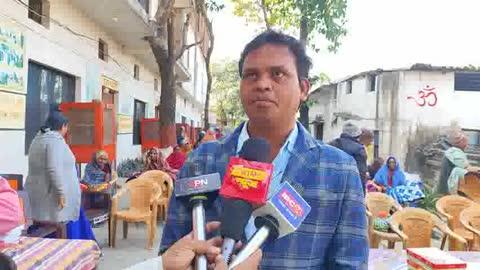 वृद्धाश्रम में समाजसेवी ने की कम्बल व फल और मिष्ठान का वितरण