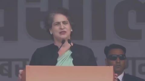 विडियो देखें-दिल्ली
कांग्रेस की दिल्ली के रामलीला मैदान में हुई रैली में इस अंदाज़ में दिखीं प्रियंका गांधी!