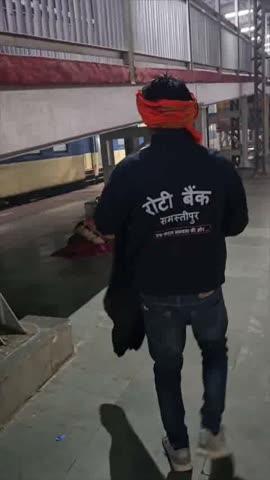 प्रतिदिन भोजन वितरण के बाद देर रात्री जरूरतमंद प्रभुजनो के बीच ठंड से बचाव हेतु कंबल वितरण।
रोटी बैंक समस्तीपुर 
7004 683 536