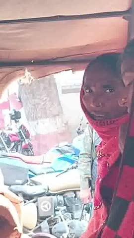 चाकूबाजी मामले में 20 नामजद, दो महिलाएं गिरफ्तार।               हिसुआ में जमीन विवाद को लेकर हुई घटना। हिसुआ में जमीन विवाद को लेकर हुए जानलेवा हमले के मामले में पुलिस ने 20 नामजद आरोपियों में से दो महिलाओं को गिरफ्तार किया है। यह घटना शुक्रवार रात राजगढ़ रोड स्थित फैमिली मेगा मार्ट के पास हुई थी।
पीड़ित केदार यादव उर्फ छोटू पर चाकू, परसुली और ईंट-पत्थर से हमला किया गया था। हमलावरों ने उनके ट्रैक्टर पर पेट्रोल छिड़ककर जान से मारने का भी प्रयास किया। केदार यादव नरहट से ट्रैक्टर लेकर लौट रहे थे और फैमिली मेगा मार्ट में सामान खरीद रहे थे, तभी उन पर हमला हुआ।
पीड़ित के बड़े भाई रविंदर यादव, जो नसरतपुर फुलवरिया निवासी बंगाली यादव के पुत्र हैं, के आवेदन पर पुलिस ने प्राथमिकी दर्ज की है। इसमें 10 महिलाओं सहित कुल 20 लोगों को नामजद किया गया है।
थाना अध्यक्ष मृत्युंजय कुमार के नेतृत्व में पुलिस बल ने रात में छापेमारी कर दो आरोपी महिलाओं को गिरफ्तार किया। गिरफ्तार महिलाओं की पहचान सुशीला देवी (पति रामाशीष यादव) और रंजू देवी (पति उमेश यादव) के रूप में हुई है।
किसी भी अप्रिय घटना की आशंका को देखते हुए पुलिस ने पीड़ित के घर पर सुरक्षा के लिए पुलिस बल तैनात किया है।