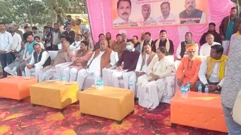 अंबेडकरनगर के अष्ठखंभा तीर्थस्थल लोरपुर में पूर्व सांसद व वर्तमान एमएलसी श्री हरिओम पांडेय जी एवं सीडीओ श्री आनंद शुक्ल जी ने रविवार को राष्ट्रवीर महाराजा सुहेलदेव राजभर की नवनिर्मित प्रतिमा का अनावरण किया....उपेक्षा का शिकार हो चुका महाराज सुहेलदेव का यह किला जल्द ही एमएलसी श्री हरिओम पांडेय जी के प्रयासों से जिले के एतिहासिक महत्व के साथ ही राजभर समाज के गौरवशाली इतिहास का बोध कराएगा.....इस गौरवशाली धरोहर को सजोने में सहयोग कर रहे सभी लोगों का दिल से आभार...कार्यक्रम की कुछ शानदार तस्वीरें..