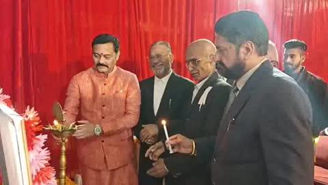 विजयराघवगढ़ में अधिवक्ता संघ का शपथ ग्रहण समारोह संपन्न, योग्यता पर लगी मुहर... आर के सैनी
संजय सत्येंद्र पाठक रहे मुख्य अतिथि, अधिवक्ताओं की हर मांग पूरी करुगा.... संजय पाठक 
विजयराघवगढ़ तहसील अधिवक्ता संघ के नव निर्वाचित पदाधिकारियों का शपथ ग्रहण समारोह 13 दिसंबर को सत्र न्यायालय परिसर में गरिमामय रूप से संपन्न हुआ।समारोह में मुख्य अतिथि के रूप में विधायक संजय सत्येन्द्र पाठक शामिल हुए और अधिवक्ताओं को न्याय, सत्य और सेवा के प्रति निष्ठावान रहने का संदेश दिया। मंचासीन अतिथियों मे मुख्य अतिथि विजयराघवगढ़ विधायक संजय सत्येंद्र पाठक वशिष्ठ अतिथि वाईस चेयरमैन स्टेट बार काउंसिल जबलपुर के आर के सैनी तथा वरिष्ठ अधिवक्ता मिथिलेश जैन कार्यक्रम की अध्यक्षा रवि दिक्षित विजयराघवगढ़ नगर परिषद अध्यक्ष राजेश्वरी हरीश दुवे कैमोर नगर परिषद अध्यक्ष पलक नमीत ग्रोवर शिवदत्त उर्मलीया जनपद उपाध्यक्ष उदयराज सिंह चौहान राजेश सोनी अमित सिंड उद्योगपति पीडी अवस्थी अमित शुक्ला संजू परौहा रंगलाल पटेल आदी अतिथियों ने सरस्वती पूजन कर दिप प्रज्वलित किया। अतिथियों का स्वागत सभी अधिवक्ताओं ने किया तथा नव निर्वाचित अधिवक्ता पदाधिकारियों का स्वागत छेत्री विधायक संजय सत्येंद्र पाठक ने किया सर्व प्रथम नव निर्वाचित अध्यक्ष नूर मोहम्मद सिद्धकी ने अपने उद्वोधन मे अभी का स्वागत अभिनंदन करते हुए अधिवक्ता संग की कुछ समस्याएं बताई व चिंहित विभिन्न कार्य कराने के लिए विधायक से मांग की। उद्बोधन की कडी मे आर के सैनी वाईस चेयरमैन स्टेट बार काउंसिल ने अपने उद्बोधन मे कहा की नूर मोहम्मद सिद्धकी मे वह सारी खुशियां है जो एक अच्छे निर्णायक अधिवक्ता मे होनी चाहिए अधिवक्ताओं ने उचित व्यक्ति को अपना मद दिया योग्यता पर मुहर लगी इस बात की खुशी है। तदपरांत विजयराघवगढ़ विधायक संजय सत्येंद्र पाठक ने उदारता पूर्व माईक लेते ही कहा वरिष्ठ अधिवक्ताओं ने मुझे पर भरोसा जताया है उनका मानना है की मै नव निर्वाचित अध्यक्ष नूर मोहम्मद सिद्धकी की मांगो को पूरा करुगा तो मै वरिष्ठों का सम्मान करते हुए अपने अधिवक्ताओं साथियों को निराश नही करुगा इनकी सभी मांगे पूरी करने की घोषणा कर्ता हू इन कार्यों मे चाले दस लाख लगे या पचास लाख कार्य गुडवत्ता के साथ कर अधिवक्ताओं को सौप दिया जाएगा। विधायक की उदारता देख उपस्थिति जनो ने जम कर तालियो के साथ संजय सत्येंद्र पाठक का सम्मान पढाया। कार्यक्रम में वरिष्ठ अधिवक्ताओं की मौजूदगी में विधायक संजय सत्येंद्र पाठक ने नव-निर्वाचित पदाधिकारियों को पद व गोपनीयता की शपथ दिलाई। समारोह में बड़ी संख्या में अधिवक्ता और गणमान्य नागरिक उपस्थित रहे।