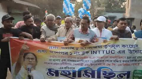 ✊🔥 গণতন্ত্র বাঁচাও, ভোটাধিকার রক্ষা করো 🔥✊
খড়গপুর ২২৮ বিধানসভার ৪ নং কলাইকুন্ডা তৃণমূল কংগ্রেস এবং খড়গপুর ১ নং ব্লক INTTUC-এর উদ্যোগে আজ এক ঐতিহাসিক মহামিছিল অনুষ্ঠিত হলো।
📢 কেন্দ্রীয় নির্বাচন কমিশন ও কেন্দ্রীয় BJP সরকারের অঙ্গুলীহিলনে SIR প্রক্রিয়ার মাধ্যমে সংখ্যালঘু ও সাধারণ নাগরিকদের ভোটাধিকার কেড়ে নেওয়ার অপচেষ্টার বিরুদ্ধে এই প্রতিবাদ।
📢 বাংলার মহান মনীষীদের সম্পর্কে মাননীয় প্রধানমন্ত্রী ও বিজেপির বিভিন্ন নেতার কুরুচিকর মন্তব্যের তীব্র নিন্দা জানিয়ে এই জনসমাবেশ।
🚩 সাদাৎপুর নিমপুরা ইন্ডাস্ট্রিয়াল জোন (কপুতিয়া ভিডিও হল) থেকে
🚩 নিমপুরা ইলেকট্রিক অফিস, NH-6 পর্যন্ত
জনতার ঢল নামল—একটাই শপথ,
👉 ভোটের অধিকার নিয়ে কোনো আপস নয় ✊
বাংলা মাথা নত করতে জানে না,
বাংলা প্রতিবাদ করতে জানে।
গণতন্ত্রের পথে এই লড়াই চলবে,
জনতার শক্তিতেই জয় আসবে। 🌱🔥
📝 ছড়া 👉ভোট আমার অধিকার,
কেউ কেড়ে নিতে এলে—
রাস্তায় নামব,
কণ্ঠ মিলাব, প্রতিবাদ করব।
বাংলার মাটিতে অপমান চলবে না,
মনীষীদের সম্মান বিক্রি হয় না।
একসাথে হাঁটি, একসাথে লড়ি—
এই বাংলাই জবাব দেবে,
গর্জে উঠবে আবারও 📢