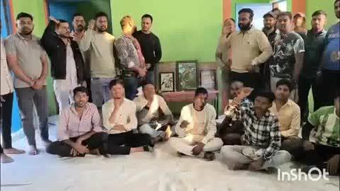 दगोरी पावर प्लांट से निकाले गए मजदूरों की बहाली को लेकर छत्तीसगढ़िया क्रान्ति सेना करेगी एक दिवसीय धरना प्रदर्शन- बैठक मे लिया गया निर्णय
आज रविवार की शाम 6:28 पर छत्तीसगढ़िया क्रांति सेना के जिला संयोजक अनिल कुमार पाली जी से मिली जानकारी के अनुसार 
बिलासपुर।
बिल्हा ब्लॉक के दगोरी गांव में स्थित नोवा पावर प्लांट से बिना कारण निकाले गए मजदूरों को पुनः काम पर रखने की मांग को लेकर छत्तीसगढ़िया क्रान्ति सेना के सेनानियों और गांव के युवाओं के द्वारा एक दिवसीय धरना प्रदर्शन किये जाने की सूचना आज दगौरी मे रविवार की साम 5 बजे हुवे बैठक दी गई। संगठन का कहना है कि मजदूरों को अचानक काम से निकालना न केवल अमानवीय है बल्कि श्रम कानूनों का खुला उल्लंघन भी है।
छत्तीसगढ़िया क्रान्ति सेना के जिला संयोजक अनिल कुमार पाली ने आज बैठक कर बताया कि लंबे समय से पावर प्लांट में कार्यरत मजदूरों को बिना पूर्व सूचना और बिना वैकल्पिक व्यवस्था के बाहर कर दिया गया, जिससे उनके परिवारों के सामने रोजी-रोटी का गंभीर संकट खड़ा हो गया है। संगठन ने प्रबंधन से तत्काल मजदूरों को वापस काम पर रखने की मांग की है।
जोहार छत्तीसगढ़ पार्टी के जिला अध्यक्ष शैलू ठाकुर ने कहा कि धरना प्रदर्शन के माध्यम से जिला प्रशासन और श्रम विभाग का ध्यान इस गंभीर समस्या की ओर आकर्षित किया जाएगा। यदि मजदूरों की मांगों पर शीघ्र सकारात्मक कार्रवाई नहीं की गई, तो आंदोलन को और तेज किया जाएगा।
छत्तीसगढ़िया क्रान्ति सेना ने स्पष्ट किया है कि वह मजदूरों के हक और सम्मान की लड़ाई सड़क से लेकर प्रशासनिक स्तर तक पूरी मजबूती से लड़ेगी, जिसके लिए गांव के लोगों के साथ मिल कर बहुत जल्द एक दिवसीय धरना प्रदर्शन का आयोजन किया जायेगा, जिसमे प्रदेश भर से छत्तीसगढ़िया क्रान्ति सेना और जोहार छत्तीसगढ़ पार्टी के पदाधिकारी सेनानी एकत्रित होंगे।