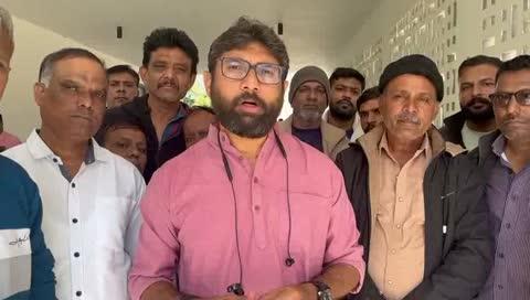 બાવલચૂડી મુદ્દે મેવાણીનું નિવેદન. આરોપી બચશે નહીં,નિર્દોષ દંડાશે નહીં!
બાવલચુડી સરપંચ ના પુત્ર અજય ચૌહાણ નું અમદાવાદ સિવિલ ખાતે સારવાર દરમિયાન મોત......
થોડાંક દિવસો પહેલાં બાવલચુડી-છાપી રોડ પર અવાવરું જગ્યાએ થી લોહીલુહાણ હાલતમાં માં મળી હતી આવ્યો હતો સરપંચ પુત્ર
પોલીસ એ માનવતા નેવે મુકી ફરિયાદ ના લેતા પરીવાર ના ન્યાય માટે વલખાં...
પરિવાર ના સભ્યો દ્વારા સિવિલ હોસ્પિટલ અમદાવાદ ખાતે થી લાશ લેવાનો ઈનકાર....
જ્યાં સુધી આરોપી ને હાજર ના કરાય ત્યાં સુધી લાશ ન લેવાની પરિવાર ના સભ્યો ની માંગ....
ફરિયાદ ના લેવા અને અધિકારીઓ દ્વારા ટેલિફોનિક પ્રેશર કરતાં અધિકારીઓ સામે પણ કાર્યવાહી કરવા પરિવાર ની માંગ....
Sit નું ગઠન કરી કસુરવારો નક્કી ના થાય ત્યાં સુધી લાશ ન સ્વીકારવા પરીવાર મક્કમ