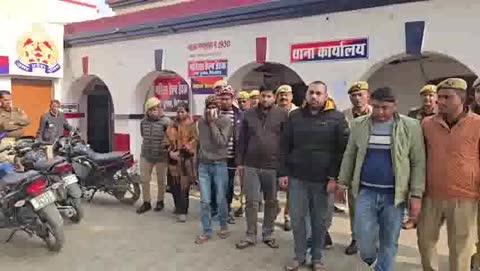 फिरोजाबाद। थाना टूंडला क्षेत्र स्थित सरकारी डाकघर से 2 करोड़ 67 लाख 40 हजार रुपये के गबन मामले में पुलिस ने बड़ी कार्रवाई करते हुए 6 पुरुष और 1 महिला सहित कुल 7 आरोपियों को गिरफ्तार किया है। यह गबन 1 जनवरी 2023 से 9 अप्रैल 2024 के बीच किया गया था। मामले में पहले ही एक आरोपी जेल भेजा जा चुका है। पुलिस ने शेष वांछित आरोपियों को ग्राम चुल्हावली व अलावलपुर मोड़ के पास से गिरफ्तार किया। सभी आरोपियों को न्यायालय में पेश किया जा रहा है, जबकि अन्य की तलाश और जांच जारी है।