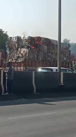 ஓசூர் அடுத்த அத்திப்பள்ளி அருகே பேப்பர்களை ஏற்றி வந்த லாரி தீ பிடித்து விபத்து. தீயை அணைக்க மீட்பு படையினர் தீவிர முயற்சியில் ஈடுபட்டு தீயை அனைத்தனர்.