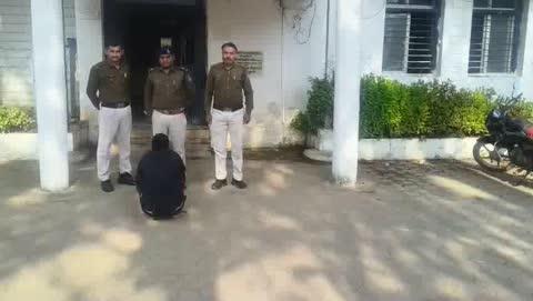 *देशी कट्टा लहराते हुए व्यक्ति को बड़वारा पुलिस ने धर दबोचा*
श्रीमान् पुलिस अधीक्षक महोदय अभिनय विश्वकर्मा के व्दारा अपराधों पर अंकुश लगाने हेतु अवैध रुप से हथियार रखन वालो एवं हथियारों से डराने वालो पर कार्यवाही करने हेतु निर्देशित किया गया था । श्रीमान अतिरिक्त पुलिस अधीक्षक महोदय संतोष डेहरिया एवं डीएसपी मुख्यालय श्रीमति उषा राय के मार्गदर्शन में ग्राम देवरी हटाई में एक व्यक्ति को देसी कट्टा लहराते हुए पकड़कर कार्यवाही की गई ।
*घटना का संक्षिप्त विवरण* - दिनांक 12.12.2025 को दौरान जुर्म जरायम पता साजी के सउनि विक्रम सिंह को सूचना प्राप्त हुई कि ग्राम देवरी हटाई बछौली मोड़ में एक व्यक्ति देशी कट्टा लेकर लहरा-लहरा कर लोगो को डरा धमका रहा है । सूचना पर त्वरित कार्यवाही करते हुए मौके पर मय हमराह स्टाफ के जाकर तस्दीक की गई जो एक व्यक्ति जिसका नाम मुन्ना उर्फ इंद्रजीत यादव  पिता भोजू यादव उम्र 39 साल निवासी ग्राम केवलारी थाना एनकेजे जिला कटनी का एक देशी कट्टा लिये मोटरसायकल में बैठा मिला जिससे देशी कट्टा के संबंध लायसेंस चाहा गया जो नही होना बताया है । देशी कट्टा चेक करने पर गरारी में 02 नग जिंदा कारतूस लगे  पाये गये ।  मौके पर मय देशी कट्टा, जिदा कारतूस एवं मोटरसायकल के आरोपी को गिरफ्तार कर थाना बड़वारा लाया गया । यदि पुलिस द्वारा मौके पर त्वरित कार्यवाही नही जाती तो कोई गंभीर घटना घटित कर शांति व्यवस्था भंग कर सकता था । आरोपी को गिरफ्तार कर जेल भेजा गया । 
*विशेष भूमिका* -  सम्पूर्ण कार्यवाही में थाना प्रभारी उनि केके पटेल, सउनि विक्रम सिंह, प्रधान आरक्षक पवनराज, आरक्षक दीपक सिंह की विशेष भूमिका रही ।