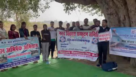 *ग्राम राखीपुरैनी में जल संरक्षण की अनूठी मिसाल*
*राहत समर्पण सेवा समिति ने 300 बोरी श्रमदान बंधान बनाकर बचाया पानी, चलाया जनजागरूकता अभियान*
विजयराघवगढ़ क्षेत्र के ग्राम राखीपुरैनी में जल संरक्षण को लेकर एक अनुकरणीय पहल सामने आई है। मध्यप्रदेश जन अभियान परिषद के अंतर्गत संचालित जल संचय अभियान के तहत सेक्टर 3 की नवांकुर संस्था राहत समर्पण सेवा समिति द्वारा नदी पुल क्षेत्र में विशेष श्रमदान करते हुए 300 बोरी का बंधान निर्माण किया गया। यह अभियान जल संरक्षण के क्षेत्र में जनभागीदारी की मजबूत मिसाल बनकर उभरा है। इस महत्वपूर्ण अभियान का नेतृत्व नवांकुर संस्था के अध्यक्ष डॉ. शारदा प्रसाद साहू ने किया। कार्यक्रम का आयोजन माननीय मुख्यमंत्री डॉ. मोहन यादव के नेतृत्व में प्रदेशभर में संचालित जल संचय अभियान की भावना के अनुरूप किया गया। गतिविधियों का सफल संचालन समन्वयक डॉ. तेजसिंह केसवाल के मार्गदर्शन तथा ब्लॉक समन्वयक आरती गुप्ता के निर्देशन में संपन्न हुआ।विशेष श्रमदान कार्यक्रम के अंतर्गत राहत समर्पण सेवा समिति नगर विकास प्रस्फुटन समिति विजयराघवगढ़  ग्राम पंचायत प्रतिनिधि एवं स्थानीय किसानों ने मिलकर पिपराहाई नदी के चिन्हित स्थल पर 300 बोरी का बंधान तैयार किया। इस कार्य को सफल बनाने में किसान श्री माधव प्रसाद पाठक एवं ग्राम सरपंच श्रीमती दीपा का विशेष सहयोग रहा। जल बचाओ जीवन बचाओ का दिया गया संदेश बंधान निर्माण के साथ-साथ ग्राम में जनजागरूकता अभियान भी चलाया गया। ग्रामीणों की सहभागिता से रैली निकाली गई जिसमें जल संरक्षण के प्रति लोगों को जागरूक किया गया। पंडाल बैठक में जल बचाओ जीवन बचाओ के नारों के साथ जल के महत्व पर विस्तार से चर्चा की गई। इस अवसर पर उपस्थित ग्रामीणों एवं छात्राओं को जल संरक्षण की शपथ भी दिलाई गई। साथ ही छात्र-छात्राओं एवं समिति सदस्यों द्वारा नदी के आसपास स्वच्छता अभियान चलाकर जल स्रोतों को साफ रखने का संदेश दिया गया। बंधान से बढ़ेगा भूजल स्तर समिति के उपाध्यक्ष श्री विपिन सिंह पटेल ने बोरी बंधान के महत्व पर प्रकाश डालते हुए बताया कि इससे क्षेत्र के भूजल स्तर में वृद्धि होगी रबी फसलों की सिंचाई में सहायता मिलेगी तथा वन्य जीव जंतुओं एवं पक्षियों के लिए जल उपलब्धता सुनिश्चित होगी। इनकी रही सक्रिय सहभागिता। कार्यक्रम में नवांकुर संस्था से डॉ. शारदा प्रसाद साहू कार्तिक तिवारी, विक्रम यादव विपिन सिंह पटेल नगर विकास प्रस्फुटन समिति से अध्यक्ष सतीश गुप्ता अभिजीत सिंह ठाकुर सचिव सचिन गुप्ता सत्यम पांडेय हर्ष नामदेव शुभम बारी रानू मिश्रा छवि ताम्रकार प्रिंस बर्मन राघव राजपूत मेंटर्स गर्ग जी पंकज प्रति छात्रछात्राएँ रिया साहू रेखा बर्मन शिवानी पांडे अलका पाल प्रतिमा पटेल प्रतिमा यादव हर्ष सोनी अभिषेक बर्मन सहित सीएमसीएलडीपी के सदस्य एवं बड़ी संख्या में ग्रामीणजन उपस्थित रहे।