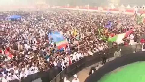 आज दिल्ली के रामलीला मैदान में श्री राहुल गांधी जी ने कहां की हम सत्य के साथ हैं और सत्य की जीत निश्चित होती है वोट चोरी करने वालों को जनता सबक सिखाएगी और हम उनको हराएंगे उन्होंने कहा कि प्रधानमंत्री मोदी जी और अमित शाह जी अपना आत्मविश्वास खो चुके हैं इनके झूठ का पर्दाफास हो चुका है एक भी बात का जवाब ना प्रधानमंत्री दे पाते और ना तो गृह मंत्री अमित शाह दे पार्टी चुनाव आयोग पूरी तरह सिंह के साथ मिला हुआ है आप लोग इनको याद रखिए कांग्रेस की सरकार आने पर हमें चुनाव आयोग को पक्ष में नहीं इसको जेल में डालेंगे रैली में प्रियंका गांधी जी ने कहा भाजपा के केंद्र की सरकार संविधान का अपमान कर रही है लोकतंत्र की हत्या कर रही है जनता से आंखें नहीं मिल पा रही है पार्लियामेंट में मुद्दों पर बहस नहीं करना चाहती है गरीबों पर अत्याचार हो रहा है हम कांग्रेस की सरकार आने पर कानून में बदलाव करेंगे और चुनाव आयोग को जेल में डालेंगे रैली में मुख्यमंत्री सुखविंदर सिंह सुक्कू मुख्यमंत्री जयवंत रेड्डी सहित प्रदेश से आया अनेक वरिष्ठ नेताओं ने अपने विचार व्यक्त किया और वोट की गाड़ी छोड़ का नारा दिया लाखों की तादाद में अनेक प्रदेश से लोगों ने आकर रामलीला मैदान में रैली में भागीदारी की और जननायक राहुल गांधी जी का कंधे से कंधा मिलाकर साथ चलने का संकल्प लिया