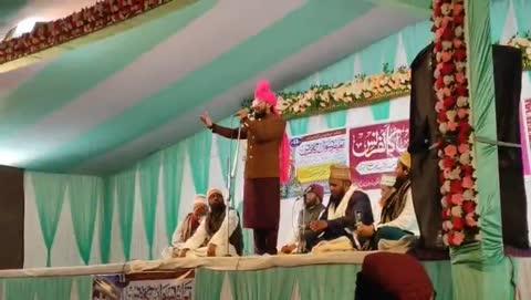 तालीम-ए-निसवां कॉन्फ्रेंस में गूंजी लड़कियों की शिक्षा की अहमियत
__
मुल्क भर के मशहूर उल्मा-ए-कराम ने कुरआन व सुन्नत की रोशनी में पेश किया पैग़ाम
___
हजारीबाग। हजारीबाग जिला के कटकमसांडी प्रखंड अंतर्गत रोमी पंचायत के अलगडिहा (पबरा रोड) में शनिवार देर रात  जामिया गौसिया लिलबनात के उद्घाटन समारोह के मुबारक मौके पर तालीम-ए-निसवां कॉन्फ्रेंस का भव्य और रूहानी आयोजन किया गया। इस ऐतिहासिक कॉन्फ्रेंस में मुल्क भर से तशरीफ़ लाए मशहूर उल्मा-ए-कराम ने शिरकत कर मजहब-ए-इस्लाम में लड़कियों की तालीम की अहमियत पर कुरआन व हदीस की रोशनी में असरदार बयान फरमाए।
कॉन्फ्रेंस की सरपरस्ती पीर-ए-तरीकत अल्लामा व मौलाना इमरान रजा खान उर्फ समनानी मियां बरेली ने की, जबकि मंच संचालन हज़रत हसन रजा अतहर बोकारवी ने अपने खूबसूरत इस्लामी अंदाज में किया। सभी वक्ताओं ने अपने खिताब में कहा कि इस्लाम में औरतों की तालीम को बुनियादी अहमियत हासिल है और एक तालीमयाफ्ता बेटी ही एक बेहतर घर, बेहतर समाज और बेहतर मुल्क की बुनियाद रखती है।
कॉन्फ्रेंस में बयान फरमाने वालों में मुफ्ती महबूब आलम मिस्बाही, कारी शाहिद अंजुम, कारी महमूद रजा नूरी, हाफिज अहमद शाह नवाज आलम, कारी सादिक रजा, कारी अब्दुल गफ्फार, कारी शमशेर रिजवी, कारी अशफाक हशमति, कारी इकराम, कारी निसार (कोलकाता), शायर-ए-इस्लाम दिलबर शाही, कारी मुबारक हुसैन, कारी आसिफ रजा सादी, कारी अब्दुल गफ्फार हशमति, सदर-ए-जलसा मौलाना गुलाम वारिस हशमति, मौलाना मुमताज नजमी, मौलाना जलालुद्दीन चिश्ती, कारी समसुद्दीन, मौलाना अब्दुल सलाम, मौलाना अब्दुल शकूर सहित कई नामवर उल्मा-ए-कराम शामिल रहे।
इस रूहानी और इल्मी कॉन्फ्रेंस का आयोजन जामिया गौसिया लिलबनात एकेडमी के निदेशक नौशाद आलम, मोहम्मद नसीम रजा और उमर नूरानी के सौजन्य से किया गया। कार्यक्रम में हजारों की संख्या में अकीदतमंदों ने शिरकत कर तालीम-ए-निसवां के पैग़ाम को दिल से कुबूल किया। अंत में मुल्क की तरक्की, अमन-ओ-अमान और कौम की बेहतरी के लिए दुआएं की गईं।