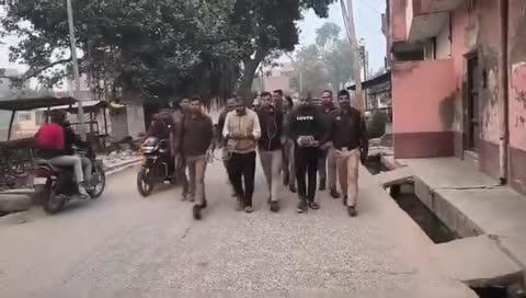 मानिकपुर में ड्रग्स माफिया पर बड़ी कार्रवाई
कुंडा-प्रतापगढ़। अंतरराज्यीय ड्रग्स माफिया राजेश मिश्रा व उसके साथी को 2 दिन की पुलिस रिमांड पर मानिकपुर लाया गया। निशानदेही पर पुलिस ने करीब 60 लाख रुपये की स्मैक, एमडी, गांजा व भांग बरामद की। दोनों अभियुक्तों को हथकड़ी लगाकर नगर की सड़कों पर घुमाया गया और फिर थाना लाया गया। पुलिस की इस कार्रवाई से नशा कारोबारियों में हड़कंप मच गया।
#Manikpur #KundaPratapgarh #DrugMafia #PoliceAction #WarOnDrugs #BreakingNews