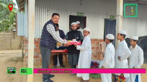 মাদ্রাসা পড়ুয়াদের মধ্যে মৃনাল দেববর্মার শিক্ষা ও খেলার সামগ্রী বিতরণ  
রবিবার বিকালে আলজামিয়াতুল ইসলামিয়াতুল জলিলীয়াহ্ জগাইবাড়ী মাদ্রাসার ছাত্র ছাত্রীদের মধ্যে শিক্ষা ও খেলার সামগ্রী সহ কম্বল এবং মিষ্টি বিতরণ করেন ফিল্ম জগতে ত্রিপুরা রাজ্যের নাম উজ্জ্বলকারী জম্পুইজলা মহকুমার পেকুয়ারজলা গ্রামের কৃতি সন্তান ফিল্ম ডাইরেক্টর মৃণাল দেববর্মা। ছাত্র-ছাত্রীদের খেলাধুলার মুহূর্তে হঠাৎ মাদ্রাসায় উপস্থিত হন মৃণাল বাবু। গাড়ি করে নিয়ে আসেন বিভিন্ন ধরনের সামগ্রী। মাদ্রাসার ছাত্র শিক্ষক, এলাকার অভিভাবকরা মৃণাল বাবুর এই মানবিক উদ্যোগ দেখে বেজায় খুশি হন। তিনি ফিল্ম জগতে কাজ করার পাশাপাশি সমাজের অসহায় মানুষের পাশে দাঁড়িয়ে এক ব্যাতিক্রমী নজির গড়তে যাচ্ছেন বলে মনে করেন শুভবুদ্ধি সম্পন্ন মানুষ। জাত পাত নয়, সমাজের পিছিয়ে পড়া মানুষকে সহযোগিতা করাই মৃণাল বাবুর মূল লক্ষ্য। সমাজের প্রতিটা ছেলে ও মেয়ে লেখাপড়ার পাশাপাশি খেলাধুলায়ও এগিয়ে যাক এটাই চাইছেন তিনি। রাজ্যের সব কয়টি ধর্মীয় ও সামাজিক সংগঠন এইভাবে সমাজের পিছিয়ে পড়া মানুষকে সহযোগিতা করুক এই কামনা করেন ফিল্ম ডিরেক্টর মৃণাল দেববর্মা। জম্পুইজলা মহকুমার একমাত্র কৌমি মাদ্রাসা হচ্ছে আলজামিয়াতুল ইসলামিয়াতুল জলিলীয়াহ্ জগাইবাড়ী মাদ্রাসা। এই মাদ্রাসার ছাত্র-শিক্ষকদের সুশৃংখল পরিবেশ দেখে আপ্লুত হয়ে যান মৃণাল বাবু। মৃনাল বাবুর এই শুভ উদ্যোগকে আন্তরিকভাবে সাধুবাদ জানিয়েছেন মাদ্রাসার শিক্ষক সহ কমিটির কর্মকর্তারা। তিনি রাজ্যের সব ধর্ম ও বর্ণের মানুষকে আর্থিকভাবে এবং বিভিন্ন ধরনের সামগ্রী দিয়ে সহযোগিতা করে থাকেন যা গোটা রাজ্যেই এক অনন্য নজির বলে মনে করেন ত্রিপুরা রাজ্যিক নদওয়ার সম্পাদক তথা অল ইন্ডিয়া মিল্লী কাউন্সিল ত্রিপুরা রাজ্য কমিটির সম্পাদক মাওলানা জাকির হোসাইন আলজলিলী। সামগ্রী বিতরণ অনুষ্ঠানে ছাত্র-ছাত্রী এবং শিক্ষকদের মধ্যে দারুন উৎসাহ উদ্দীপনা লক্ষ্য করা গেছে।