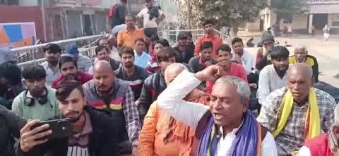 स्मार्ट सिटी के नाम पर फुटपाथ दुकानदार बेघर, आंदोलन तेज करने की चेतावनी