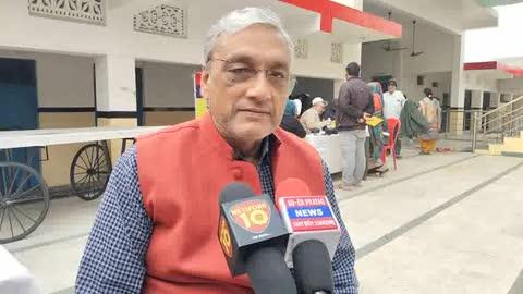 शिवम अक्षयवट हास्पिटल ने नैनी गुरूद्धारा में निशुल्क स्वास्थ्य चिकित्सा जांच शिविर का किया आयोजन,लाभान्वित हुए सैंकडों लोग
प्रयागराज नैनी गुरूद्धारा में शिवम अक्षयवट मल्टीस्पेशलिस्ट हास्पिटल एंड ट्रामा सेंटर की तरफ से लोगों के लिए निशुल्क स्वास्थ्य जांच चिकित्सा शिविर का हुआ आयोजन, जहां गुरूद्धारे में पीपुल्स वेलफेयर सोसायटी  एंव शिवम अक्षयवट मल्टीस्पेशलिस्ट हास्पिटल एंड ट्रामा सेंटर ने नैनी पीडीए कालोनी के गुरूद्धारा में निशुल्क स्वास्थ्य परीक्षण एंव दवा वितरण का कैंप आयोजित किया गया। निशुल्क स्वास्थ्य कैंप में आने वाले लोगों के लिए शुगर एंव BMD की जांच की गई। शिवम अक्षयवट हास्पिटल की तरफ से हड्डी एंव जोड रोग विशेषज्ञ डॉ ए. के राय, डॉ प्रखर राय जनरल फिजीशिएन, डॉ सी. बी. उपाध्याय जनरल सर्जन, डॉ शिव कुमार यादव स्त्री रोग विशेषज्ञ,डॉ तोषी जैन एंव डॉ आन्नद पाण्डेय फीजियोथेरपिस्ट ने लगभग 500 से ज्यादा मरीजों का परीक्षण किया। निशुल्क स्वास्थ्य कैंप में हास्पिटल के फर्मासिस्ट अजय उपाध्याय, रजनीश, विजय, डिंपल, रिंकल, भूपेंद्र, सौरभ एंव वीरेंद्र मिश्रा मौजूद रहे, जबकि सोसाइटी की सचिव डॉ नम्रता राय ने स्वास्थ्य कैंप में आने वाले लोगों आभार जताते हुए अपने समाजसेवा करने के संकल्प को दोहराते हुए कहा कि सोसाइटी सदैव समाजसेवा के लिए तैयार रहती है और समय समय पर इस तरह का निशुल्क स्वास्थ्य जांच शिविर का आयोजन करती रहती है।
पवनदेव,लोकप्रिय,टीवी पत्रकार,प्रयागराज।