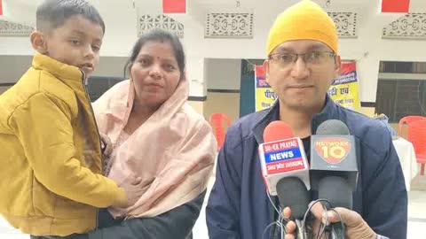 शिवम अक्षयवट हास्पिटल ने नैनी गुरूद्धारा में निशुल्क स्वास्थ्य चिकित्सा जांच शिविर का किया आयोजन,लाभान्वित हुए सैंकडों लोग
प्रयागराज नैनी गुरूद्धारा में शिवम अक्षयवट मल्टीस्पेशलिस्ट हास्पिटल एंड ट्रामा सेंटर की तरफ से लोगों के लिए निशुल्क स्वास्थ्य जांच चिकित्सा शिविर का हुआ आयोजन, जहां गुरूद्धारे में पीपुल्स वेलफेयर सोसायटी  एंव शिवम अक्षयवट मल्टीस्पेशलिस्ट हास्पिटल एंड ट्रामा सेंटर ने नैनी पीडीए कालोनी के गुरूद्धारा में निशुल्क स्वास्थ्य परीक्षण एंव दवा वितरण का कैंप आयोजित किया गया। निशुल्क स्वास्थ्य कैंप में आने वाले लोगों के लिए शुगर एंव BMD की जांच की गई। शिवम अक्षयवट हास्पिटल की तरफ से हड्डी एंव जोड रोग विशेषज्ञ डॉ ए. के राय, डॉ प्रखर राय जनरल फिजीशिएन, डॉ सी. बी. उपाध्याय जनरल सर्जन, डॉ शिव कुमार यादव स्त्री रोग विशेषज्ञ,डॉ तोषी जैन एंव डॉ आन्नद पाण्डेय फीजियोथेरपिस्ट ने लगभग 500 से ज्यादा मरीजों का परीक्षण किया। निशुल्क स्वास्थ्य कैंप में हास्पिटल के फर्मासिस्ट अजय उपाध्याय, रजनीश, विजय, डिंपल, रिंकल, भूपेंद्र, सौरभ एंव वीरेंद्र मिश्रा मौजूद रहे, जबकि सोसाइटी की सचिव डॉ नम्रता राय ने स्वास्थ्य कैंप में आने वाले लोगों आभार जताते हुए अपने समाजसेवा करने के संकल्प को दोहराते हुए कहा कि सोसाइटी सदैव समाजसेवा के लिए तैयार रहती है और समय समय पर इस तरह का निशुल्क स्वास्थ्य जांच शिविर का आयोजन करती रहती है।
पवनदेव,लोकप्रिय,टीवी पत्रकार,प्रयागराज।