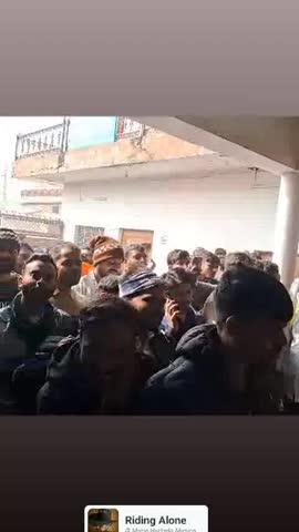 धोलपुर  जिले में सुरक्षा सैनिक  व सुरक्षा सुपरवाइजर भर्ती  बेरोजगार युवाओं के लिए सुनहरा मौका शारीरिक मापदंड के अनुसार होगा युवाओं की भर्ती परीक्षा 
भारत सरकार के ग्रह मंत्रालय एवं NDRF  व जिला रोजगार कर्यालय भारत सरकार के पसारा एकट 2005 व भारतीय सुरक्षा दस्ता परिषद् न ई दिल्ली एवं भारत सरकार के पसारा एकट  2005  के तहत 
ग्रामीण एवंं शहरी शिक्षित बेरोजगार युवाओं  सिक्योरिटी स्किल काउंसिल इण्डिया लिमिटेड द्धारा सुरक्षा सैनिक व सुरक्षा सुपरवाइजरव सुरक्षा आधिकारी  की भर्ती चयन परीक्षा आयोजन कार्यक्रम   किया जा रहा है  जिसमें  आज दिनांक 12/12/2025 को तहसील राजाखेडा के अभ्यर्थियों के लिए जिला रोजगार कर्यालय धौलपुर  में भर्ती परीक्षा का अयोजन  किया गया है जिसमें 192 युवाओं ने भाग लिया जिसमे  मापदंड के आधार पर नीमच से आये भर्ती आधिकारी श्री महिपाल सिंह सिनसिनवार ने 54 युवाओं का चयन किया आगला भर्ती परीक्षा  दिनांक 13/12/2025 को तहसील बसे डी के अभ्यर्थियों के लिए जिला रोजगार कर्यालय धौलपुर में दिनांक 14/12/2025 को तहसील सरमथुरा के अभ्यर्थियों के लिए जिला रोजगार कर्यालय धौलपुर में दिनांक 15/12/2025 को तहसील सैपड  के अभ्यर्थियों के लिए जिला रोजगार कर्यालय धौलपुर में दिनांक 16/12/20225 को तहसील बाडी के अभ्यर्थियों के लिए जिला रोजगार कर्यालय धौलपुर में दिनांक 17/12/2025 को धौलपुर के अभ्यर्थियों के लिए जिला रोजगार कर्यालय धौलपुर में दिनांक 18/12/2025 को  समस्त तहसील धौलपुर व समस्त राजस्थान के अभ्यर्थियों के लिए जिला रोजगार कर्यालय धौलपुर में किया जा रहा है   जिसमे युवाओं की शारिरीक  मापदंड के बाद रजिस्ट्रेशन किया जायेगा।
निम्न योग्यता वाले अभ्यर्थि भाग ले सकते हैं
लंबाई 168 सेंटीमीटर 
वजन 56 किलो से 90 किलो 
उम्र 19 से 40 वर्ष 
10th पास  य फैल  एवं ग्रेजुएट
जिले में व जिले के बाहर काम करने के इच्छुक हो चयनित उम्मीदवार को फिजिकल के बाद रजिस्ट्रेशन किया जायेगा 
संपर्क सूत्र  8619863856 
अधिक जानकारी वेबसाइट देखें www.ssciindia.com
इसमें एक माह के प्रशिक्षण के बाद  65 साल की नोकरी दी जायेगी  अन्य सुविधायें पीएफ पेंशन ग्रज्युटी बीमा  सालाना बेतन वृद्धि आवास एवंं मैस कि सुबिधा 100℅ जोव सैलरी 14000/24000 हजार सुरक्षा सैनिक की एवं सुरक्षा  सुपरवाइजर की 15000/से 32000/हजार तक सुरक्षा अधिकारी की 27000/35000