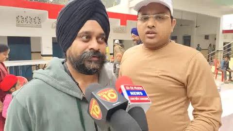 शिवम अक्षयवट हास्पिटल ने नैनी गुरूद्धारा में निशुल्क स्वास्थ्य चिकित्सा जांच शिविर का किया आयोजन,लाभान्वित हुए सैंकडों लोग
प्रयागराज नैनी गुरूद्धारा में शिवम अक्षयवट मल्टीस्पेशलिस्ट हास्पिटल एंड ट्रामा सेंटर की तरफ से लोगों के लिए निशुल्क स्वास्थ्य जांच चिकित्सा शिविर का हुआ आयोजन, जहां गुरूद्धारे में पीपुल्स वेलफेयर सोसायटी  एंव शिवम अक्षयवट मल्टीस्पेशलिस्ट हास्पिटल एंड ट्रामा सेंटर ने नैनी पीडीए कालोनी के गुरूद्धारा में निशुल्क स्वास्थ्य परीक्षण एंव दवा वितरण का कैंप आयोजित किया गया। निशुल्क स्वास्थ्य कैंप में आने वाले लोगों के लिए शुगर एंव BMD की जांच की गई। शिवम अक्षयवट हास्पिटल की तरफ से हड्डी एंव जोड रोग विशेषज्ञ डॉ ए. के राय, डॉ प्रखर राय जनरल फिजीशिएन, डॉ सी. बी. उपाध्याय जनरल सर्जन, डॉ शिव कुमार यादव स्त्री रोग विशेषज्ञ,डॉ तोषी जैन एंव डॉ आन्नद पाण्डेय फीजियोथेरपिस्ट ने लगभग 500 से ज्यादा मरीजों का परीक्षण किया। निशुल्क स्वास्थ्य कैंप में हास्पिटल के फर्मासिस्ट अजय उपाध्याय, रजनीश, विजय, डिंपल, रिंकल, भूपेंद्र, सौरभ एंव वीरेंद्र मिश्रा मौजूद रहे, जबकि सोसाइटी की सचिव डॉ नम्रता राय ने स्वास्थ्य कैंप में आने वाले लोगों आभार जताते हुए अपने समाजसेवा करने के संकल्प को दोहराते हुए कहा कि सोसाइटी सदैव समाजसेवा के लिए तैयार रहती है और समय समय पर इस तरह का निशुल्क स्वास्थ्य जांच शिविर का आयोजन करती रहती है।
पवनदेव,लोकप्रिय,टीवी पत्रकार,प्रयागराज।