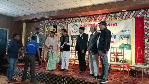 क्राइम ब्यूरो इन्वेस्टीगेशन ट्रस्ट का गौरव सम्मान समारोह हुआ संपन्न।
खबर बैतूल जिले के मुलताई से जहाँ क्राइम ब्यूरो इन्वेस्टीगेशन ट्रस्ट द्वारा आयोजित गौरव सम्मान समारोह गरिमामय वातावरण में संपन्न हुआ।
कार्यक्रम का शुभारंभ ट्रस्ट के राष्ट्रीय अध्यक्ष के. डी. यादव एवं पूर्व सैनिकों द्वारा माँ ताप्ती के पूजन-अर्चन के साथ किया गया।
सम्मान समारोह में मुख्य अतिथि के रूप में स्थानीय विधायक चंद्रशेखर देशमुख शामिल हुए। 
वहीं विशेष अतिथियों में नगर पालिका अध्यक्ष वर्षा गढ़ेकर, बीजेपी मंडल अध्यक्ष गणेश साहू तथा समाजसेवी उपेंद्र पाठक की उपस्थिति रही। अतिथियों ने अपने संबोधन में समाजसेवा, राष्ट्रसेवा और जनहित के कार्यों में जुटे लोगों की सराहना की।
कार्यक्रम के दौरान सीबीआई ट्रस्ट द्वारा पूर्व सैनिकों, समाजसेवी डॉक्टरों, शिक्षकों एवं पत्रकारों को उनके उल्लेखनीय योगदान के लिए सम्मानित किया गया।
सम्मान पाकर सभी सम्मानितजनों ने इसे अपने कार्यों के लिए प्रेरणास्रोत बताया।
समारोह में बड़ी संख्या में सीबीआई ट्रस्ट के पदाधिकारी, सदस्य एवं गणमान्य नागरिक मौजूद रहे,कार्यक्रम का समापन धन्यवाद ज्ञापन के साथ किया गया।