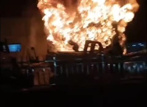 धनबाद रेलवे स्टेशन में आग लगने से अफरा तफरी मची आम आदमी के सूझबूझ से आग पर काबू पा ली गई वही दमकल की गाड़ियां 1 घंटे लेट पहुंचे लोगों में है काफी आक्रोश