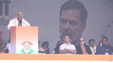 मेरे बेटे का परसों 8 घंटे का ऑपरेशन था, मुझे परिवार के लोगों ने फोन किया कि ये बड़ा ऑपरेशन है, आपको आना चाहिए
लेकिन मैंने सोचा-
देश की हिफाजत में हमारे जवान जान दांव पर लगा देते हैं, इंदिरा गांधी जी और राजीव गांधी जी ने बलिदान दिया, सोनिया गांधी जी ने त्याग किया
ऐसे में जब संसद चालू है और 'वोट चोरी' के खिलाफ इतनी बड़ी लड़ाई चल रही है- मैं अपने बेटे के पास कैसे जा सकता हूं!
जैसे सरहद पर जवान लड़ते हैं, वैसे ही अन्याय के खिलाफ सोनिया गांधी जी लड़ी हैं, राहुल गांधी जी देश के लिए हजारों मील पैदल चले हैं. मैं भी ये लड़ाई जारी रखूंगा
मैं अपने एक बेटे के लिए देश के 140 करोड़ लोगों को नहीं छोड़ सकता, इसलिए मैं आज यहां आया हूं
हमें लड़ना है - पीछे नहीं हटना।
@kharge