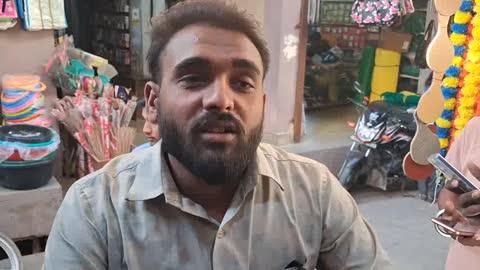 बीएसटीसी कराने के नाम पर धोखाधड़ी,
आधा दर्जन युवाओं से हडपे पांच लाख रुपए -
पुलिस की शरण में पंहुचे पीड़ित -
हरनावदाशाहजी. 
हरनावदाशाहजी व दीगोदजागीर के शिक्षित बेरोजगार युवाओं को मध्यप्रदेश से बीएसटीसी कराने का झांसा देकर करीब 5 लाख हड़पने का आरोप लगाते हुए कार्रवाई की मांग को लेकर पुलिस को परिवाद दिया है। 
प्राप्त जानकारी के अनुसार करीब आधा दर्जन से अधिक पीडितों ने बताया कि जतावा निवासी राकेश लववंशी पुत्र लक्ष्मण ने एमपी से बीएसटीसी कराने के नाम पर गत जून जुलाई माह में उनसे पैसे लिए थे। 60 से 70 हजार रुपए में बीएसटीसी कराने का झांसा देकर करीब आठ जनों से 5 लाख रुपए ले लिए। लेकिन पांच माह हो गए अभी तक ना तो बीएसटीसी का रजिस्ट्रेशन हुआ और ना ही ठीक से जवाब दे रहा। और अब वापस रुपए लौटाने में आनाकानी करके धमकी दे रहा है जिससे सब परेशान हैं।
पीड़ित दीगोदजागीर निवासी नीरज नागर, शंभू कुमार प्रजापति, सुमित प्रजापति, पवन मीणा, रमेश नागर सुखनेरी, सुनील मेहरा नारेड़ा एवं हरनावदाशाहजी निवासी देवेंद्र कुमार एवं मीना कुमारी ने बताया कि बीएसटीसी करने के लिए झांसा देने वाला सरकारी शिक्षक है जिसने पहले भी कुछ युवकों को बीएसटीसी कराने की बात कही थी। लेकिन उनके साथ हुई ठगी को लेकर पेशोपेश में है। इस सम्बन्ध में पुलिस सहायक उपनिरीक्षक डालूराम ने बताया कि एक सरकारी शिक्षक के खिलाफ आधा दर्जन युवाओं ने बीएसटीसी कराने के नाम पर रुपए लेने की शिकायत दी है। मामले में जांच की जा रही है।