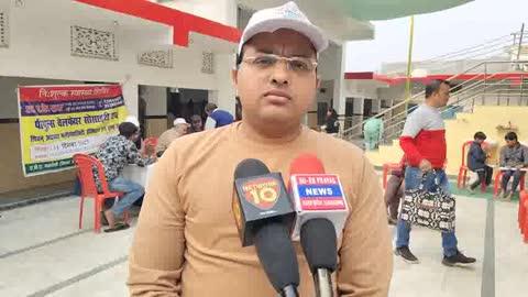 शिवम अक्षयवट हास्पिटल ने नैनी गुरूद्धारा में निशुल्क स्वास्थ्य चिकित्सा जांच शिविर का किया आयोजन,लाभान्वित हुए सैंकडों लोग
प्रयागराज नैनी गुरूद्धारा में शिवम अक्षयवट मल्टीस्पेशलिस्ट हास्पिटल एंड ट्रामा सेंटर की तरफ से लोगों के लिए निशुल्क स्वास्थ्य जांच चिकित्सा शिविर का हुआ आयोजन, जहां गुरूद्धारे में पीपुल्स वेलफेयर सोसायटी  एंव शिवम अक्षयवट मल्टीस्पेशलिस्ट हास्पिटल एंड ट्रामा सेंटर ने नैनी पीडीए कालोनी के गुरूद्धारा में निशुल्क स्वास्थ्य परीक्षण एंव दवा वितरण का कैंप आयोजित किया गया। निशुल्क स्वास्थ्य कैंप में आने वाले लोगों के लिए शुगर एंव BMD की जांच की गई। शिवम अक्षयवट हास्पिटल की तरफ से हड्डी एंव जोड रोग विशेषज्ञ डॉ ए. के राय, डॉ प्रखर राय जनरल फिजीशिएन, डॉ सी. बी. उपाध्याय जनरल सर्जन, डॉ शिव कुमार यादव स्त्री रोग विशेषज्ञ,डॉ तोषी जैन एंव डॉ आन्नद पाण्डेय फीजियोथेरपिस्ट ने लगभग 500 से ज्यादा मरीजों का परीक्षण किया। निशुल्क स्वास्थ्य कैंप में हास्पिटल के फर्मासिस्ट अजय उपाध्याय, रजनीश, विजय, डिंपल, रिंकल, भूपेंद्र, सौरभ एंव वीरेंद्र मिश्रा मौजूद रहे, जबकि सोसाइटी की सचिव डॉ नम्रता राय ने स्वास्थ्य कैंप में आने वाले लोगों आभार जताते हुए अपने समाजसेवा करने के संकल्प को दोहराते हुए कहा कि सोसाइटी सदैव समाजसेवा के लिए तैयार रहती है और समय समय पर इस तरह का निशुल्क स्वास्थ्य जांच शिविर का आयोजन करती रहती है।
पवनदेव,लोकप्रिय,टीवी पत्रकार,प्रयागराज।