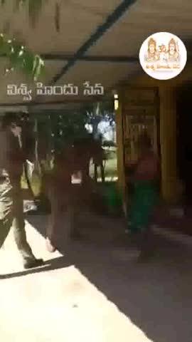 తమిళనాడు లో మన హిందువుల పరిస్థితి చూడండి దేవాలయం లో పూజలు నిర్వహించిన భక్తుల ను కర్రల తో కొడుతున్న పోలీసులు