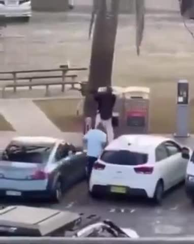 सिडनित तरुणाने गोळीबार करणाऱ्यांच्या अंगावर उडी मारली