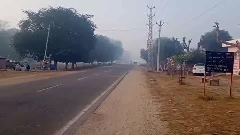 कोहरे की आगोश में रहा हिंडौन क्षेत्र सड़क पर वाहन चालकों को हुई परेशानी मौसम विभाग ने आगामी दिनों में भी कोहरा छाने की आशंका जताई है 
हिंडौन क्षेत्र कोहरे की आगोश में रहा।जिससे वाहन चालकों को भारी परेशानी का सामना करना पड़ा और यातायात प्रभावित हुआ। कई वाहन धीमी गति से चलते देखे गए। रविवार और सोमवार की मध्य रात्रि से ही कोहरे का असर दिखाई दिया। सोमवार सुबह 8:00 बजे तक कोहरे की वजह से निजी वाहनों और रोडवेज बसों को विशेष सावधानी बरतनी पड़ी। कुछ स्थानों पर वाहन चालकों ने हेडलाइट और फॉग लाइट का उपयोग किया। कोहरे के कारण सड़क पर फिसलन की स्थिति भी बनी रही, जिससे दुर्घटनाओं की आशंका बढ़ गई।स्थानीय प्रशासन और यातायात विभाग ने वाहन चालकों से अपील की है कि वे अनावश्यक यात्रा से बचें। आवश्यक होने पर ही सफर करें और सुरक्षित दूरी बनाए रखते हुए गति नियंत्रित रखें। मौसम विभाग ने आगामी दिनों में भी सुबह के समय घना कोहरा बने रहने की संभावना जताई है।