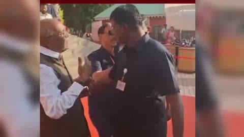 अधिवेशन पार पडत आहे पण तमाशा सारखं असं शेतकरी मंत्री यांच वक्तव्य. बोलायला गेले तर बाहेर काढलं