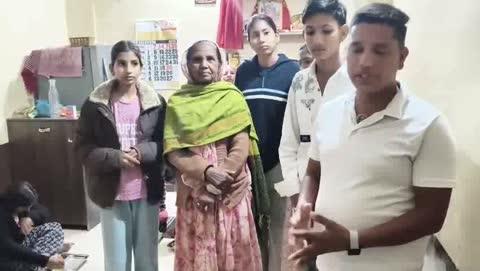 *मंदबुद्धि बालिकाओं को जिमाया विशेष भोजन*
*स्व. श्री मांगीलाल जी दीवान साहब की चौथी पुण्यतिथि के असवर पर* 
*हर वर्ष की तरह इस वर्ष भी 14 दिसंबर 2025 को उनके परिवारजनों ने मंदबुद्धि बालिकाओं को अपने हाथों से विशेष भोजन जिमाया*