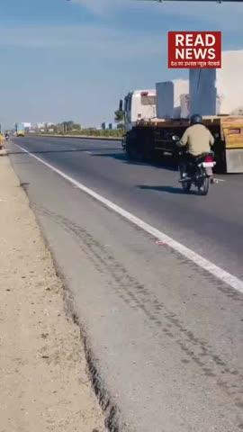 🚨 अजमेर रोड यातायात सूचना 🚨
अजमेर रोड पर जगह-जगह सीसीटीवी कैमरे सक्रिय हैं।
समस्त कमर्शियल ड्राइवर भाइयों (टैक्सी, ऑटो, कैब, बाइक आदि) से विनम्र निवेदन है कि—
➡️ अपनी-अपनी निर्धारित लेन (लाइन) में ही वाहन चलाएं
➡️ गलत लेन, कट मारना या नियम उल्लंघन से बचें
❗ अन्यथा ऑनलाइन चालान कटने की पूरी संभावना है।
👉 सावधानी रखें, नियमों का पालन करें और सुरक्षित ड्राइव करें।
ड्राइवर भाइयों की सुरक्षा, हमारी प्राथमिकता। 🚖🚦 फॉलो करो 
जस्ट जयपुर लाइव को