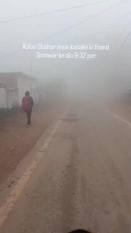 Katni Shahar Se Badi khabar a rahi hai thand itni kara degi 9:00 baje bhi Kah Raha itna dikhai de raha hai 9:30 Tak ho raha hai abhi bhi Katni Shahar mein thand itni badh chuki hai ki aadami nikal nahin Pa raha hai Katni Shahar Se Sabse Badi news a rahi hai abhi bhi ek aur Laga Hai kamre mein 100 meter Tak bhi kuchh nahin dikh raha hai itna Kah Raha Hai