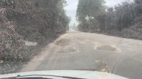 सवालों के घेरे में सिस्टम
#Battal #dharRoad_Dhema 
कई साल पहले इस सड़क पर ब्लैक टॉप हुआ था, उसके बाद से सिर्फ मिट्टी डालकर काम चलाया जा रहा है। आज सड़क की हालत इतनी खस्ता है कि राहगीरों को भारी परेशानी झेलनी पड़ रही है।
❓आखिर जिम्मेदारी किसकी है — चुनी हुई सरकार की या प्रशासन की?
❓क्यों अब तक किसी ने सुध नहीं ली?
जनता जवाब चाहती है।
#BadRoads #PublicIssue #Accountability