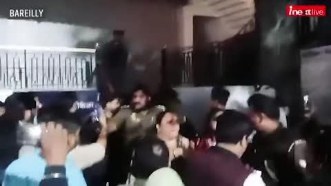 विडियो देखें - उत्तर प्रदेश 
Bareilly: शोएब के ल‍िए पति-बेटे को गुरुग्राम में छोड़कर बरेली आ गई ह‍िंदू मह‍िला, फिर मचा ये बवाल!
बरेली के इज्जतनगर थाना क्षेत्र में एयू फिटनेस जिम में महिला-जिम ट्रेनर और शोएब के बीच विवाद ने हाईवे पर हंगामा खड़ा कर दिया। महिला ने इंस्ट्राग्राम के जरिए शोएब से बातचीत की और पति व 5 साल के बेटे को गुरुग्राम में छोड़कर बरेली आ गई। जब महिला का भाई जिम पहुंचा, तो पिटाई और हंगामा बढ़ गया। हिंदू संगठनों के लोग मौके पर आ गए और हाईवे जाम किया। पुलिस ने हालात को नियंत्रित किया। महिला का मायका बरेली, ससुराल मैनपुरी, और परिवार की मौजूदगी में मामला शांत हुआ।