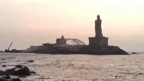 கன்னியாகுமாரியில் சூரிய உதயம் பார்க்க குவிந்த சுற்றுலா பயணிகள்.