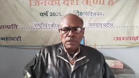 लौहपुरुष सरदार पटेल की पुण्यतिथि पर दी श्रृद्धांजलि
हमीरपुर। देशभक्तों की देश के प्रति भूमिका के मद्देनजर वर्णिता संस्था के तत्वावधान में विमर्श विविधा के अन्तर्गत जिनका देश ऋणी है के तहत सुमेरपुर कस्बे में संस्था के अध्यक्ष डा. भवानीदीन ने सरदार पटेल की पुण्यतिथि पर श्रद्धासुमन अर्पित करते हुए कहा कि बल्लभ भाई पटेल सही मायने में राष्ट्रीय एकीकरण के महान पुरोधा थे। इनके योगदान को कभी भी विस्मृत नहीं किया जा सकता है। इनका 31 अक्टूबर 1875 में गुजरात के नाडियाड में झबेर भाई पटेल तथा लाडबाई के घर जन्म हुआ था। ये प्रारम्भ से ही देशसेवी सोच के थे। विदेश से शिक्षा ग्रहण करने के बाद यह बैरिस्टर रहकर अपनी प्रतिभा का लोहा मनवाते रहे। देश की आजादी की लड़ाई में प्रतिभाग किया। कई बार जेल गए। किसानों के हित में बारदोली आन्दोलन किया। जनता ने इन्हें सरदार की उपाधि से विभूषित किया। 562 देशी रियासतों का एकीकरण करने पर यह भारत का बिस्मार्क और लौह पुरुष कहलाये। भारत के पहले उपप्रधानमंत्री और गृहमंत्री बने। कालांतर में इस महान विभूति का 15 दिसंबर 1950 को निधन  हो गया। इन्हें 1991 में भारत रत्न से नवाजा गया। इस कार्यक्रम में अशोक अवस्थी, सिद्धा, महावीर प्रजापति इलेक्ट्रीशियन, दयाराम सोनकर, महावीर जेई, विकास रामनारायन सोनकर, प्रेम, सागर, राहुल प्रजापति आदि शामिल रहे।