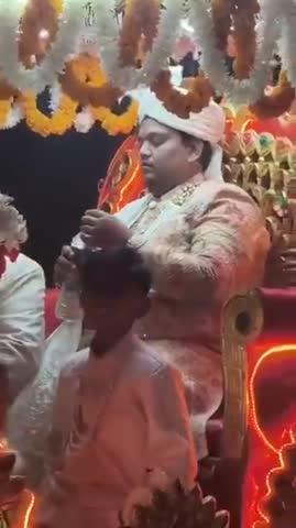 यूपी, बरेली
बेहद शर्मनाक खबर!
शादी के नाम पर भारी भड़कम भीख मांगी जा रही है दुल्हन के परिवार से!
ठीक फेरों से पहले दूल्हे ने दहेज में एक ब्रेज़ा कार और 20 लाख रुपए की मांग कर ली!
दूल्हे ने कहा–
"जब तक ये दोनों नहीं मिलेंगे वो फेरे नहीं करेगा, बारात वापस ले जाएगा।"
इसके बाद शादी समारोह में जमकर हंगामा हुआ!
सूचना पर पुलिस पहुंची!
इस भीखमंगे दूल्हे, उसके पिता और जीजा को हिरासत में ले लिया गया!