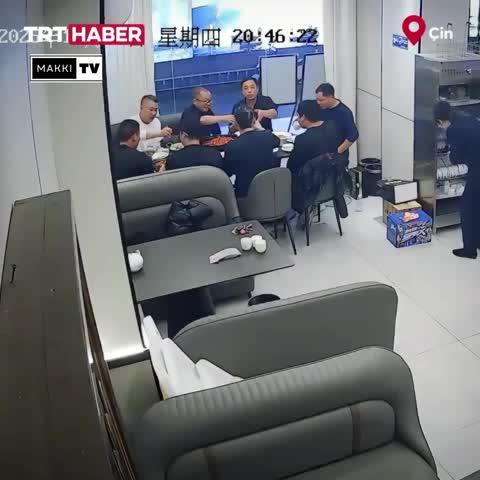 चीन में एक रेस्टोरेंट में खाना बनाते समय गैस वाला चूल्हा अचानक तेज धमाके के साथ फट गया।