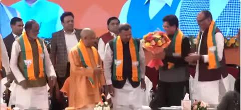 केंद्रीय चुनाव प्रभारी और केंद्रीय मंत्री पीयूष गोयल ने   नवनिर्वाचित प्रदेश अध्यक्ष पंकज चौधरी घोषित किया...
पूरी  चुनाव प्रक्रिया  पूरी.. भाजपा के नए अध्यक्ष बने पंकज  चौधरी...
लखनऊ- पंकज चौधरी उत्तर प्रदेश भाजपा के 17 वें प्रदेश अध्यक्ष घोषित किए गए 
संगठन पर्व प्रदेश अध्यक्ष निर्वाचन समारोह में पंकज चौधरी को भाजपा का प्रदेश अध्यक्ष घोषित किया गया 
उत्तर प्रदेश भाजपा के 17 वें प्रदेश अध्यक्ष घोषित किए गए पंकज चौधरी 
महाराजगंज से 7 बार सांसद का चुनाव जीत चुके हैं पंकज चौधरी
यूपी बीजेपी के बड़े कुर्मी चेहरे हैं पंकज चौधरी