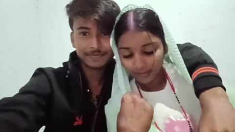 Instagram अब कोर्ट बन चुका है, पहले घर से जाकर शादी करो लो, फिर विडियो बनाकर Instagram पर डाल दो,
घर वाले का इतना ज़लील होना कम है, जो विडियो डालकर और जलील किया जाता है,
महीनों तक लोगों से नज़र नहीं मिला पाते,
हर सवाल से पहले उनका दिल कांपता है,
और हर रात यही सोचकर सोते हैं कि
क्या हमारी परवरिश में कमी रह गई?
अपनी ख़ुशी ज़रूरी है,
पर एक बार ठहरकर सोचिए…
आपके एक कदम से उनके दिल पर क्या बीतती है।