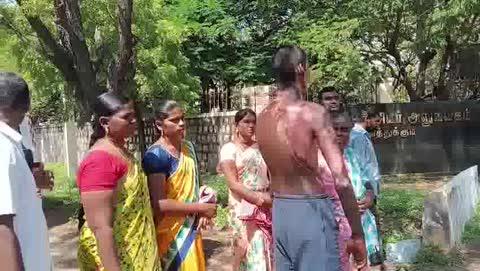 தூத்துக்குடி மாவட்டத்தில் சில தினங்களுக்கு முன்பு கடலில் மீன் பிடிக்க சென்ற மீனவர் மீது பெட்ரோல் குண்டு வீச்சு படுகாயம் அடைந்த வாலிபர் மருத்துவ மனையில் சிகிச்சை பெற்று வந்த நிலையில் இன்று தூத்துக்குடி மாவட்ட ஆட்சியரிடம் கோரிக்கை மனு அளிக்க வந்த நிலையில் பத்திரிகையாளர்களை சந்தித்தார்.