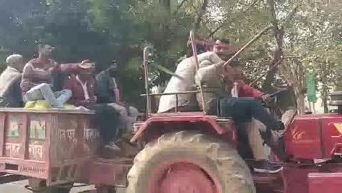 जालौन 
ज्वार की खरीद न होने से किसान परेशान एक सप्ताह से मंडी में फसल लेकर खड़े
कई गांवों के ग्रामीण पहुंचे कलेक्ट्रेट
किसानों ने डीएम को सौंपा शिकायती पत्र