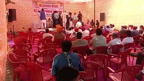 सीएम भजनलाल का जन्मदिन पर सम्मान समारोह रक्तदान शिविर
शाहपुरा में मुख्यमंत्री भजनलाल शर्मा के जन्मदिन के उपलक्ष पर कई कार्यक्रम आयोजित किए गए । इस मौके पर भाजपा नेता उपेन यादव के नेतृत्व में शाहपुरा के डाक बंगला परिसर में रक्तदान शिविर आयोजित किया गया। शिविर में युवाओं ने रक्तदान किया। शिविर में ब्लड बैंक की टीम ने यूनिट रक्त एकत्रित किया। रक्तदाताओं को आयोजको की ओर से सम्मानित किया गया। वक्ताओं ने रक्तदान को पुण्य का कार्य बताते हुए लोगो में रक्तदान के प्रति जागरूकता लाने की बात कही