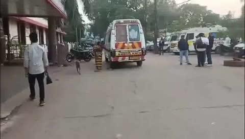 अस्पताल गेट पर इंसानियत टूट गई-
मध्‍य प्रदेश के सतना में सड़क हादसे में कमलेश रावत का पैर टूट गया। उन्‍हें 108 एंबुलेंस से जिला अस्पताल लाया जा रहा था
रास्ते में तबीयत बिगड़ी, उल्टियां होने लगीं। एंबुलेंस के बाहर उल्टी करने के दौरान उसके छीटें गाड़ी पर पड़ गये
अस्पताल के गेट पर पहुंचते ही बेशर्म ड्राइवर ने मरीज की पत्नी से ही एंबुलेंस को धुलवाया
एंबुलेंस संचालक जवाब-तलब किया गया है