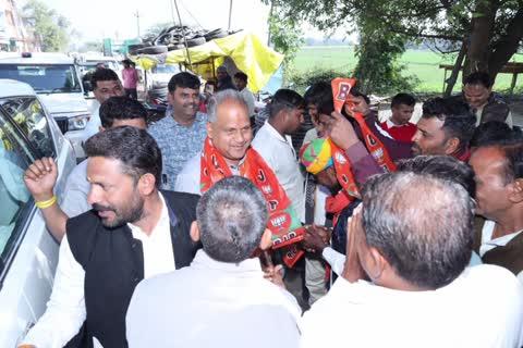 सालमगढ नवीन सभागार भवन लेम्पस सालमगढ का केबिनेट मंत्री द्वारा किया गया उद्घाटन 
ग्राम पंचायत सालमगढ के लेम्प्स के नवीन सभागार भवन का उद्घाटन मुख्य अतिथि आदरणीय केबिनेट मंत्री श्री हेमंत मीणा  राजस्व एवं उपनिवेशन विभाग  राजस्थान सरकार विशिष्ट अतिथि पूर्व विधायक हरेंद्र निनामा पिपलखू, जिला महामंत्री आशीष जैन, जिला परिषद सदस्य सुमन मीणा, मण्डल अध्यक्ष चुन्नी लाल मीणा, पूर्व प्रधान तेजराम मीणा , मोहनलाल चौधरी, मण्डल महामंत्री शुभम जैन,ठा जयपालसिंह सिसोदिया, नाहर सिंह चौहान, श्यामसुंदर बैरागी, लेम्प्स अध्यक्ष अशोक चौधरी, सभी सदस्य गण  के करकमलों द्वारा किया गया कार्यक्रम का शुभारंभ केबिनेट मंत्री श्री हेमंत मीणा राजस्व एवं उपनिवेशन विभाग द्वारा फिता काट कर किया गया सभी अतिथियों का लेम्प्स अध्यक्ष अशोक चौधरी व शांतिलाल मीणा , दिलीप चौधरी,गोपाल माली , कमलेश कुमावत, जितेंद्र प्रजापत, कांतिलाल मीणा व सभी सदस्य गण द्वारा साफा पहनाकर कर व माला पहनाकर स्वागत किया उसके बाद लेम्प्स अध्यक्ष अशोक चौधरी द्वारा मंत्री महोदय को लेम्पस के बारे में व सभागार भवन के बारे में अवगत कराया व उनसे नये होल के लिए 10 लाख रुपए राशी प्रदान करने के लिए आग्रह किया उसके बाद आदरणीय मंत्री महोदय ने सभी ग्रामीणों व सदस्यों को संबोधित किया व होल कि सीस्विकृती के आदेश का बोला सभा को पूर्व विधायक हरेंद्र निनामा ने सभा को संबोधित किया व अच्छा कार्य करने पर लेम्प्स अध्यक्ष व सदस्य गणो का धन्यवाद किया कार्यक्रम का संचालन मण्डल महामंत्री शुभम जैन ने किया व आभार सुपर वाइजर नंदलाल रैदास द्वारा किया गया कार्यक्रम में उपस्थित भारतीय जनता पार्टी के अमृतलाल मीणा पूर्व मण्डल अध्यक्ष, भगवान लाल मीणा, लापरिया रुडी लेम्प्स अध्यक्ष बापूलाल मीणा, विनोद सुथार पूर्व मण्डल अध्यक्ष, सरपंच रतनलाल मीणा, सतीश सोनावा,सोरभ जैन , राजेश टेलर रुपेश माली , महेश माली सभी सालमगढ मण्डल भारतीय जनता पार्टी कार्यकर्ता उपस्थित थे