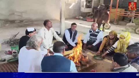 शाहपुरा के स्थित खोरी परमानंद धाम गौशाला में संत हरिओम दास के सानिध्य में पशुपालन विभाग द्वारा गौपूजन एवं गौ माता के उत्तम स्वास्थ्य हेतु दीर्घायु हवन कार्यक्रम का आयोजन किया गया इस अवसर पर पंडित पवन टीलावत ने विधि विधान से पूजन कराकर हवन संपन्न करवाया इस अवसर पर वरिष्ठ भाजपा नेता इंजीनियर बाबूलाल जाट जनसंख्या समाधान फाऊंडेशन के राष्ट्रीय सह संयोजक पवन शर्मा जवानपुरा,सामाजिक कार्यकर्ता महेश सैनी नंदा पालम गौशाला सचिव सरदारमल यादव डॉक्टर प्रहलाद रेगर डॉक्टर हेमंत सैनी मुकेश यादव सावित्री देवी ललिता बुनकर भागीरथ शर्मा गिरिराज गुर्जर हीरा गुर्जर कालू कुमावत सहित अनेक लोग उपस्थित रहे सभी ने गौ माता की पूजा कर गौ माता को हरा चारा एवं गुड खिलाया इस मौके पर संत हरिओम दास ने कहा मुख्यमंत्री भजनलाल शर्मा के जन्मदिन के अवसर पर ऐसा प्रेरणादायक कार्यक्रम निश्चित ही प्रदेश की सुख समृद्धि के लिए शुभ सूचना है । इस मौके पर पशुपालन विभाग के अधिकारियों का माल्यार्पण कर दुपट्टा ओढ़ाकर सम्मान किया गया पवन शर्मा एवं बाबूलाल जाट ने कहा हम सभी को मंदिरों और गौशालाओं से अपने बच्चों सहित परिवार जनों को ज्यादा से ज्यादा जोड़ना होगा तभी सनातन संस्कृति सुरक्षित होंगी ।।