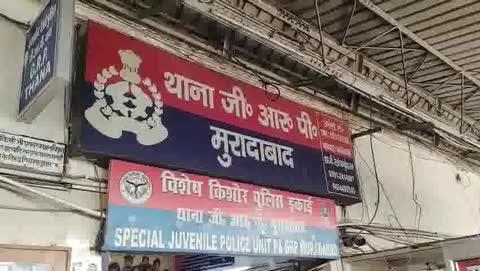 मुरादाबाद के जीआरपी थाना के बाहर रेल कर्मचारियों का हंगामा, रेल कर्मी और उसके बेटे के साथ वकील और पुलिस कर्मियों पर मारपीट करने का आरोप, नो पार्किंग जोन में गाड़ी खड़ी करने को लेकर हुआ विवाद, थाने में मारपीट करने का आरोप, थाने के बाहर हंगामा जारी, कार्यवाही न होने पर ट्रेन रोकने की तैयारी l