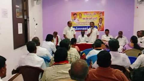 தேமுதிக மாநாடு: கரூர் மாநகரில் கலந்தாய்வு கூட்டம்
கரூர் மாநகராட்சிக்கு உட்பட்ட ரவிஸ் மஹாலில் டிசம்பர் 15 அன்று காலை, கரூர் மாநகர மாவட்ட தேசிய முற்போக்கு திராவிட கழகத்தின் சார்பில் கடலூரில் நடைபெற உள்ள  மக்கள் உரிமை மீட்பு மாநாடு மற்றும் குருபூஜை விழா சம்பந்தமாக கலந்தாய்வு கூட்டம் நடைபெற்றது. மாநகர மாவட்ட செயலாளர் கலையரசன் தலைமையில் நடைபெற்ற இந்த நிகழ்வில், மாநில தொழிற்சங்க அணி பொன் இளங்கோ, பாலு, மாவட்ட பொருளாளர் கார்த்திகேயன், மத்திய நகரம் அரிப் ராஜா, பஞ்சர் ரவி, வீரம்மாள் ஆகியோர் கலந்துகொண்டு ஆலோசனைகளை வழங்கினர். இதில் 60க்கும் மேற்பட்ட வாகனங்களில் தீர்மானங்கள் நிறைவேற்றப்பட்டன. மாநகர ஒன்றிய நிர்வாகிகள் இதில் கலந்துகொண்டு சிறப்பித்தனர்